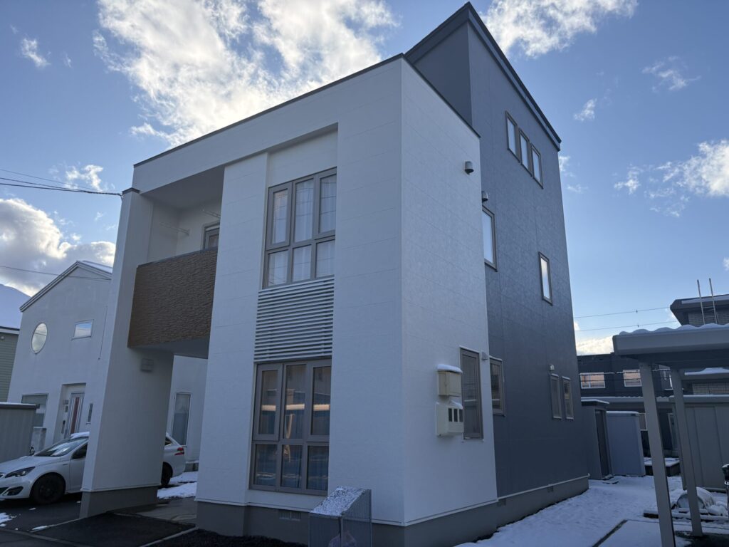 「函館市｜外壁・屋根塗装で白×ダークグレーのツートーンに一新。雪国でも長持ちする施工ポイントを紹介」